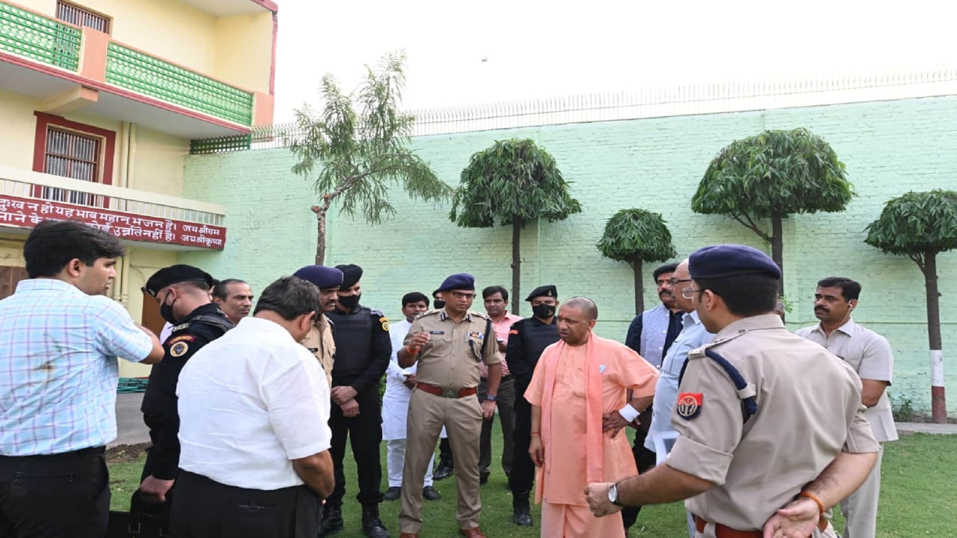 Before the Presidents arrival at Gita Press Yogi took stock of the preparations