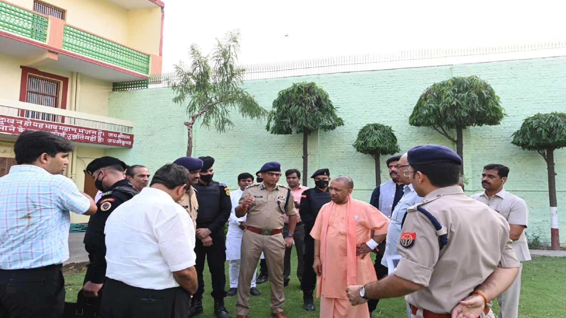Before the Presidents arrival at Gita Press Yogi took stock of the preparations