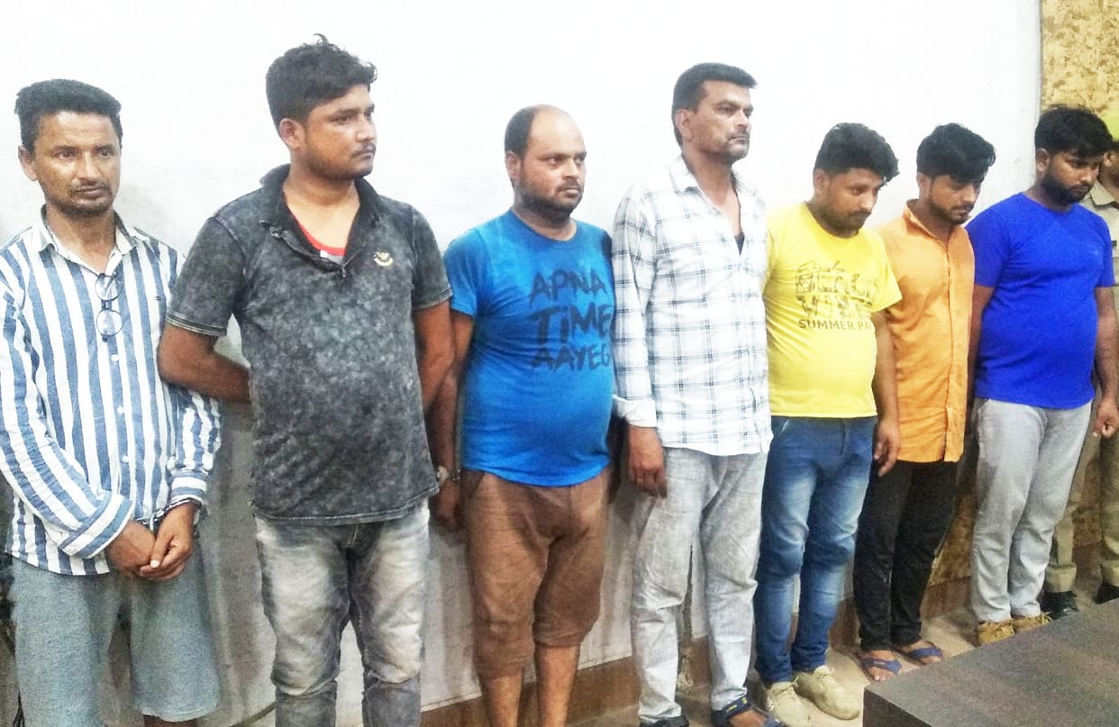 Seven, including the gang leader, who cheated by changing the envelope, were caught