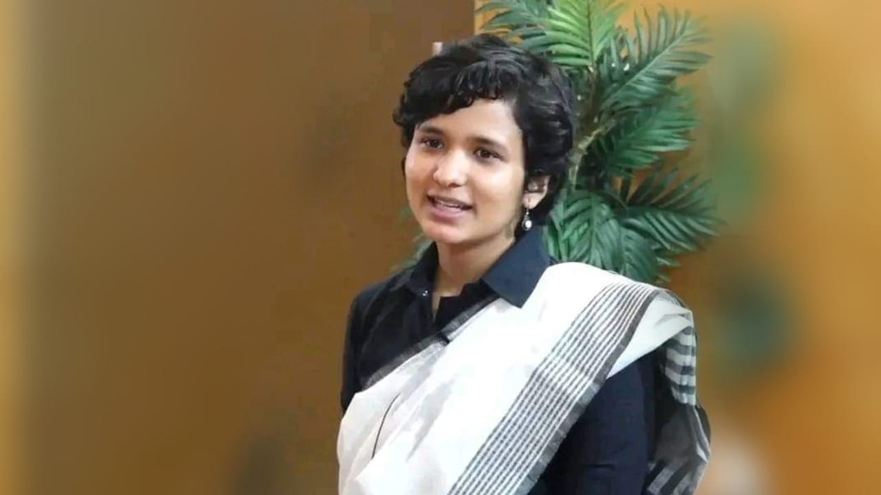 UPSC TOPPER: Facebook has made popular Shruti Sharma she has 21 followers on Instagram