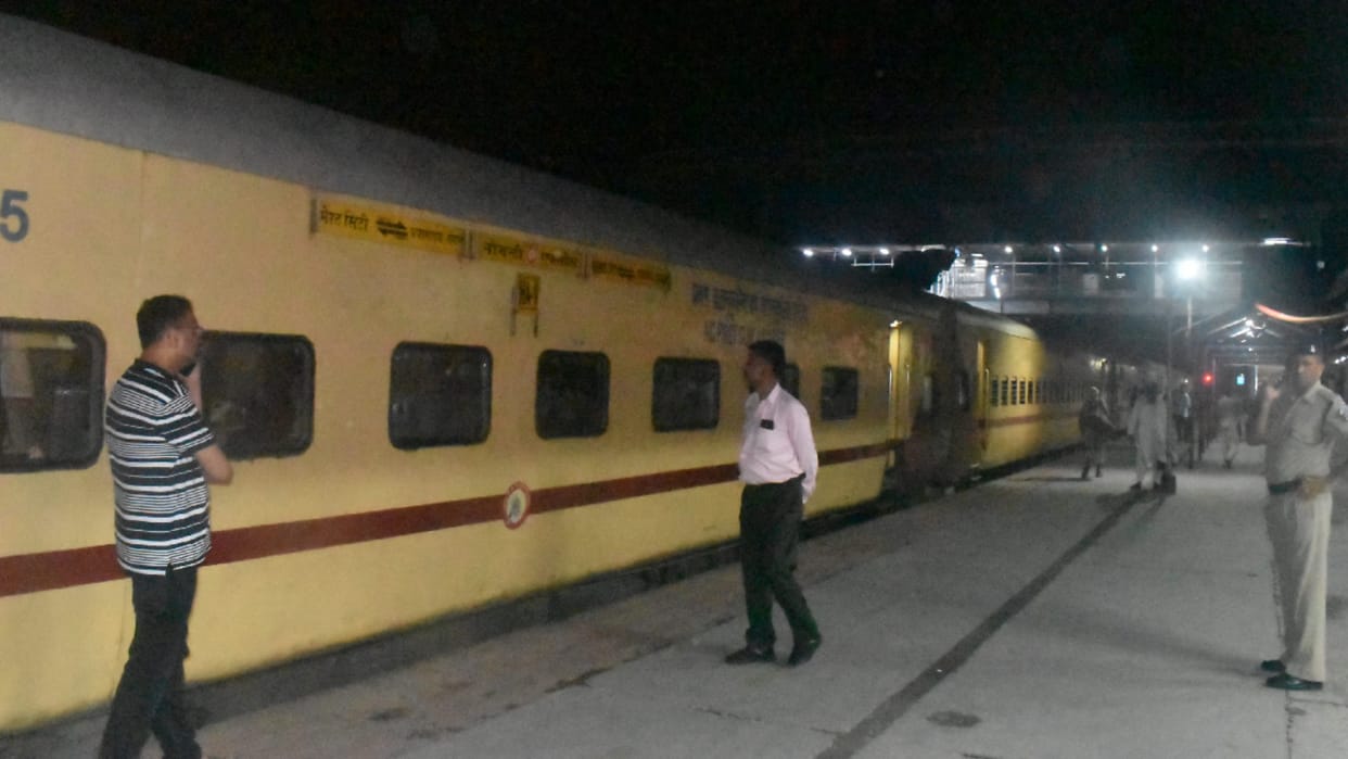 Former member Raju Trivedi dies after falling from train at Unnao station
