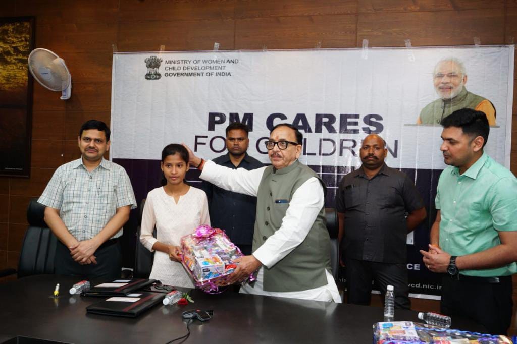 PM Cares For Children PM Modi interacted with children who orphaned in Corona Union Minister gave safety kit to girl in Varanasi