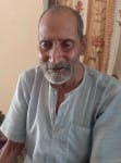 धौकलपुरवा में बुलावे के इंतजार में बैठे तोहर सिंह यादव। संवाद