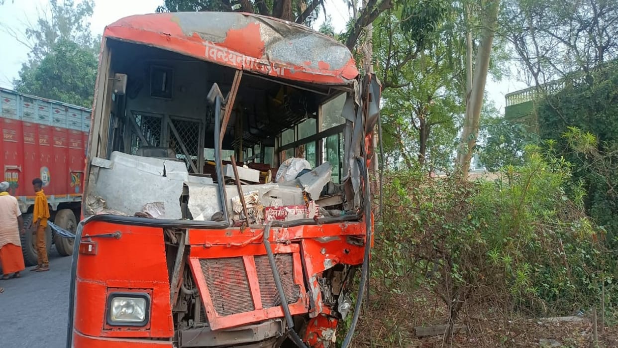 Road accident in mirzapur 20 passengers injured in collision between bus and truck of Vindhyanagar depot
