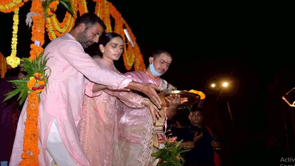 Samrat Prithviraj movie bollywood actor Akshay Kumar reached Varanasi with Manushi Chhillar both visit kashi Vishwanath dham