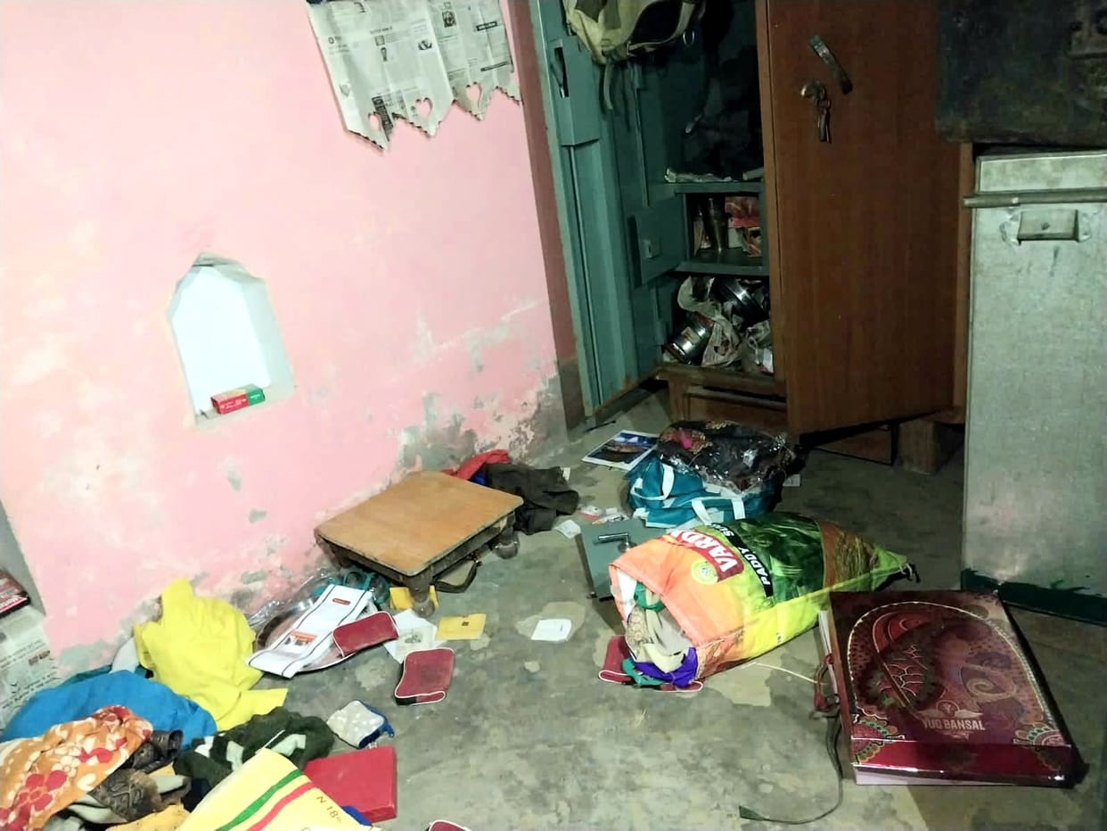 Jewelery and cash worth six lakhs stolen from two houses