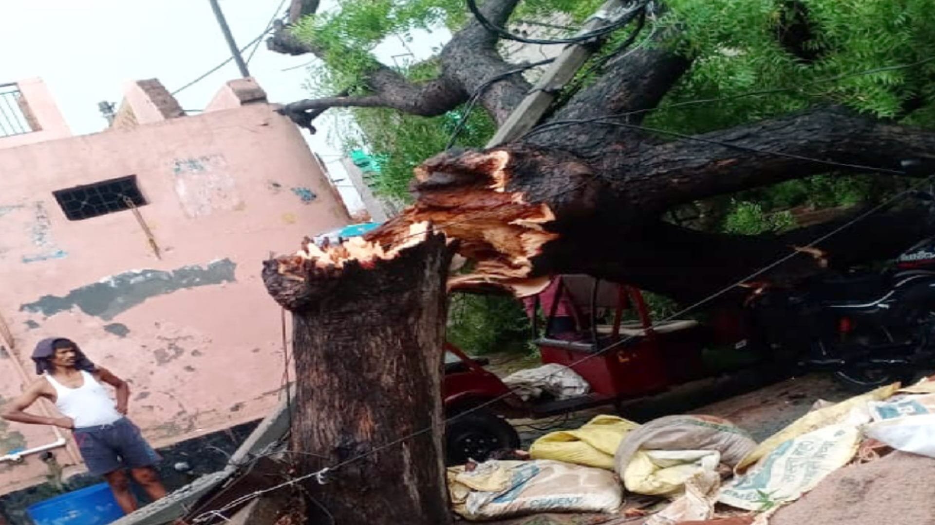 Baghpat Big Accident: four people have died during rain and storm see photos