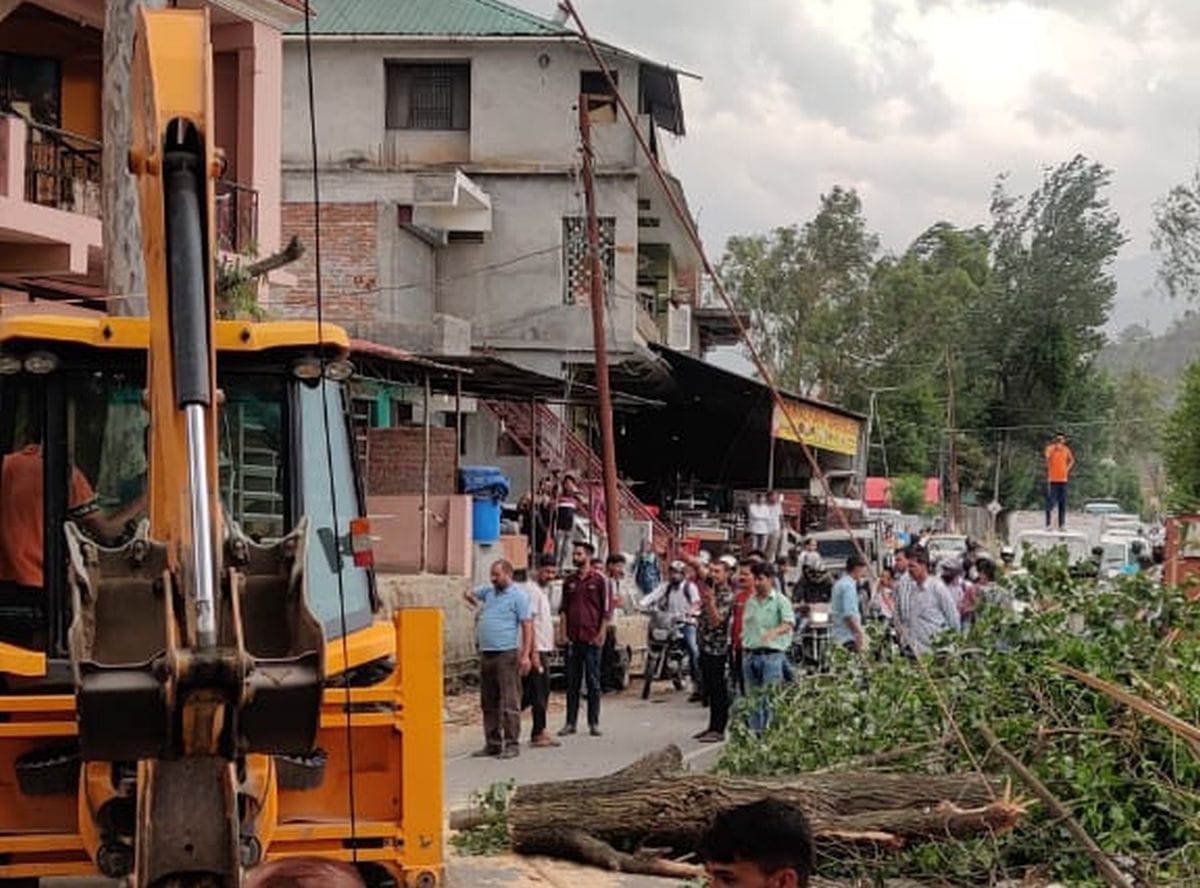 Tree fell on the car due to the storm, Chamba-Teesa road closed