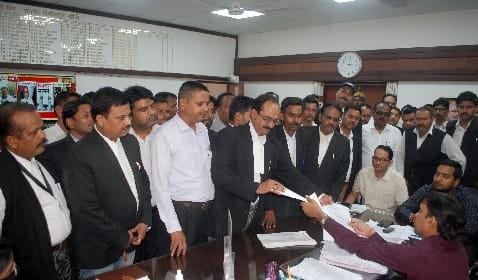 Lawyers protest against CO Dhaurahara, remain on strike