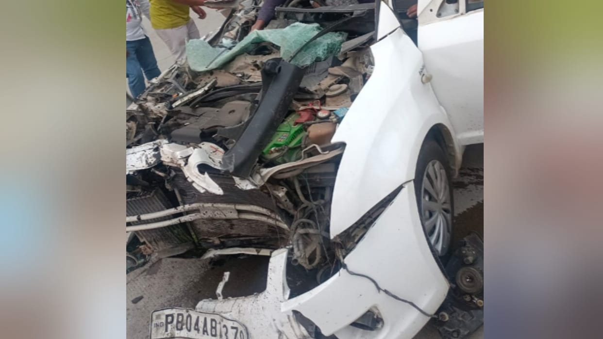 Saharanpur: Speeding car collided with a vehicle parked on the side of the road, driver died