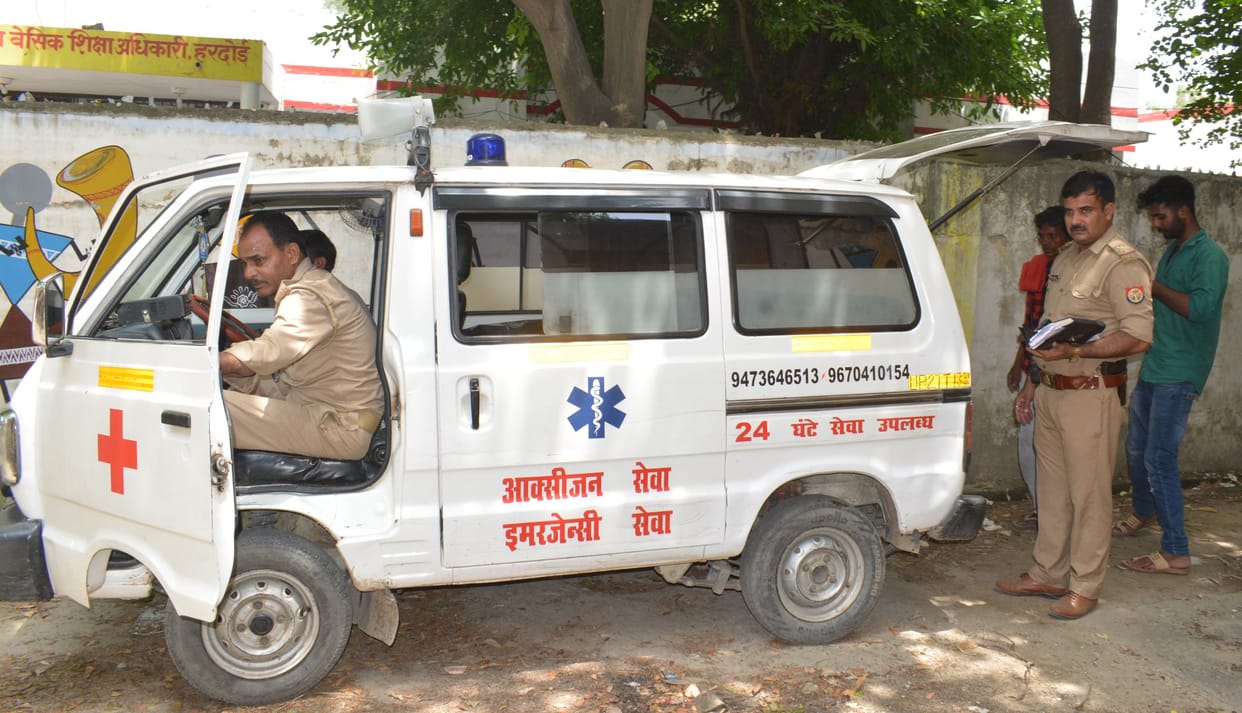 hardoi news,Dead body of youth found hanging in library premises