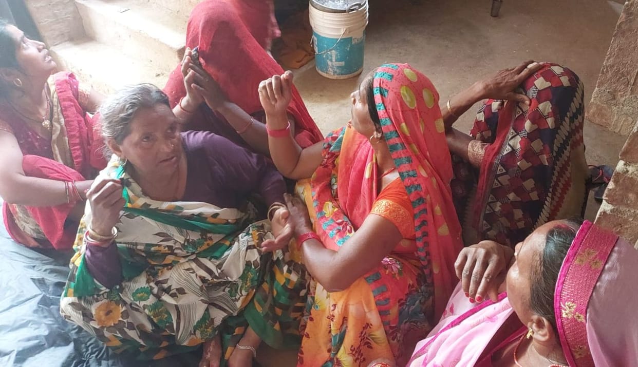 hardoi news,Married woman found hanging on the noose, accused of murder crime