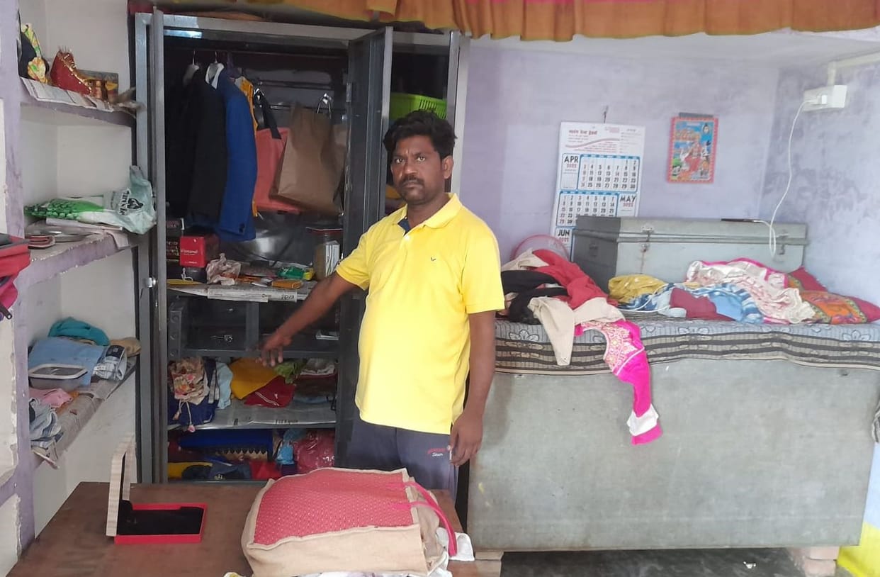 hardoi news,Theft of lakhs including jewelery and cash from brothers' house