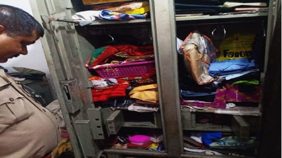 Thieves stole cash including jewelery worth ten lakh rupees from two houses in tundala Firozabad