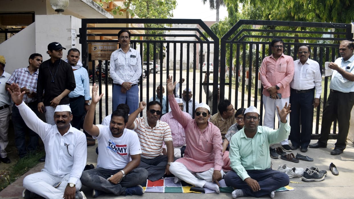 Clashes between teachers and officers who came to gherao Vice Chancellor