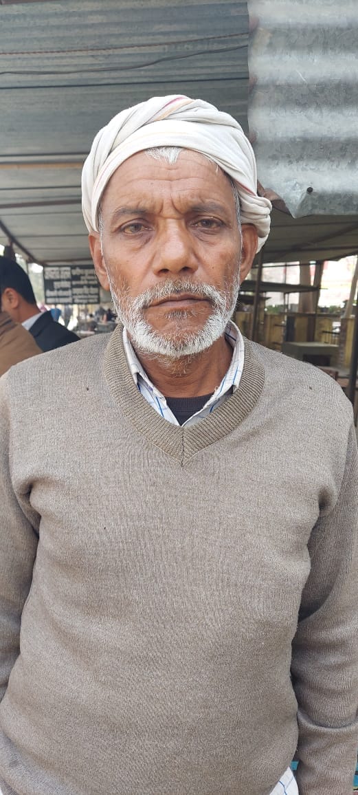 One and a half lakh rupees looted on the strength of firearms from middle-aged going to buy e-rickshaw