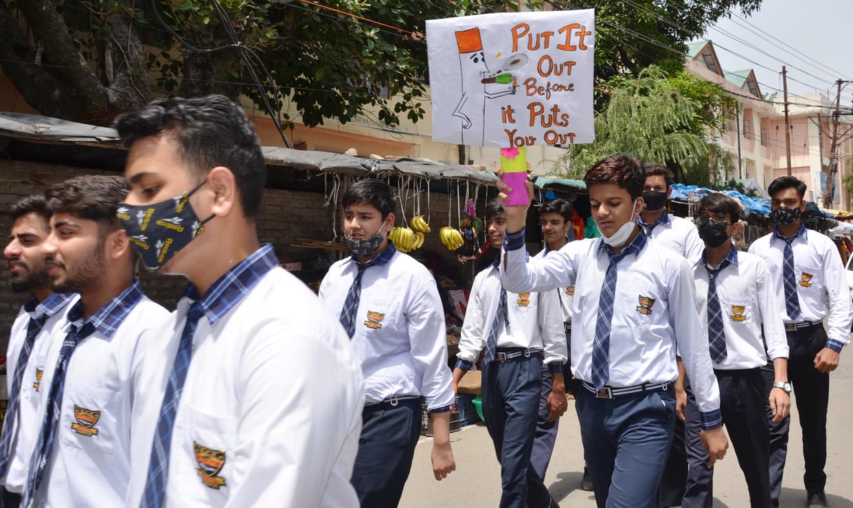 Explain the ill effects of tobacco through painting and rally