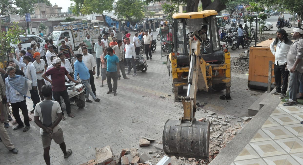 Hathras: JCB demolished the unpaved construction, encroachers created panic
