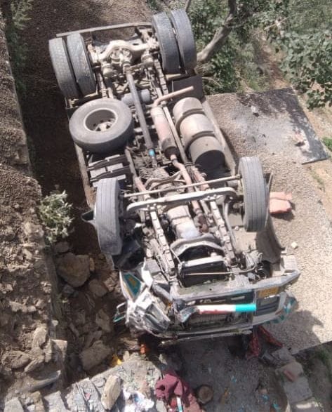 Tipper fell on the lens, two injured including the driver