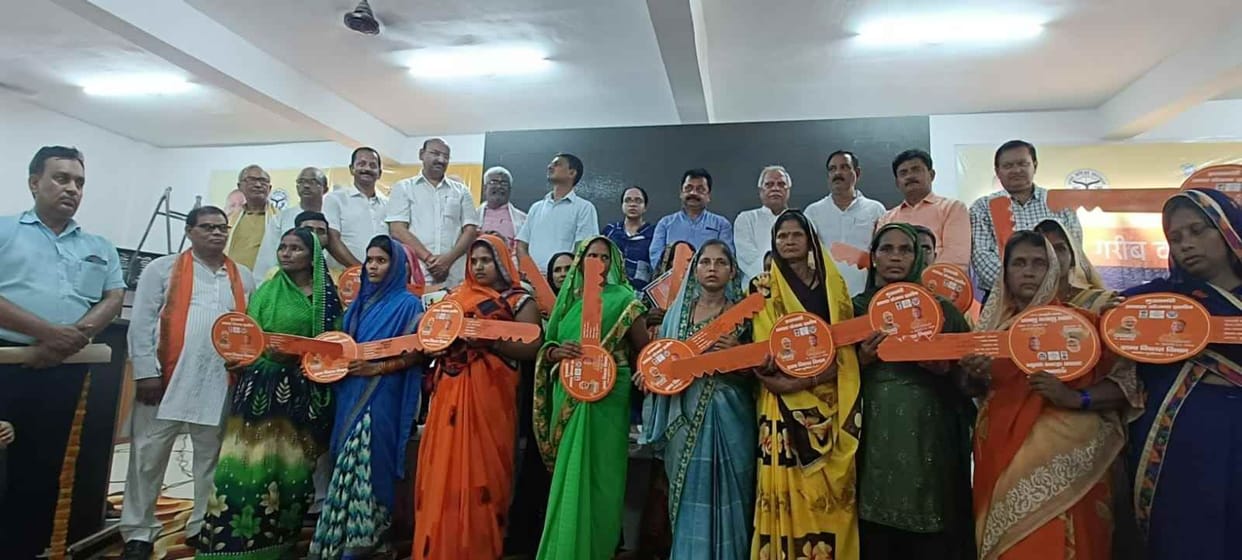 PM and CM interacted directly with the beneficiaries