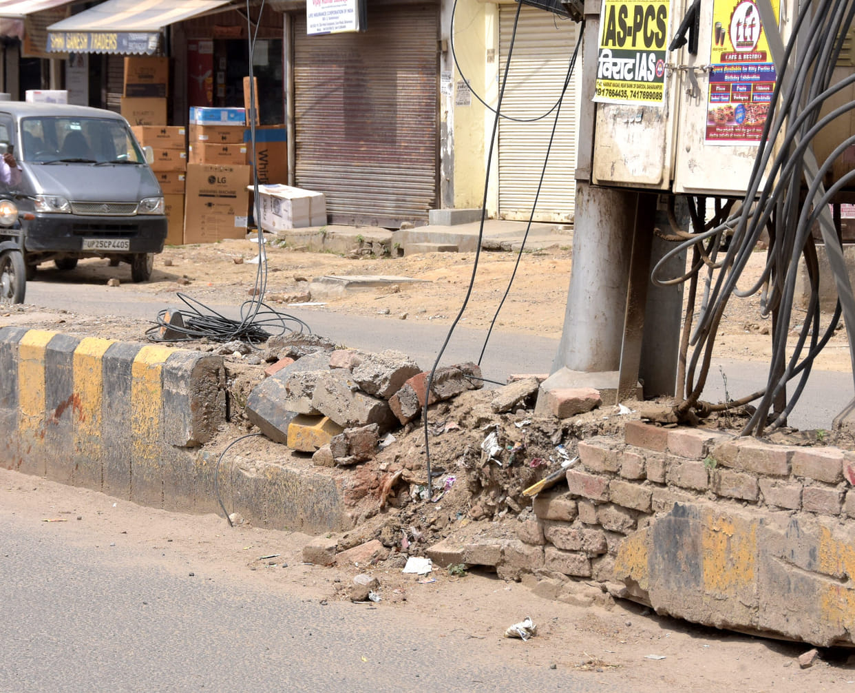 Broken and reflectorless dividers become danger in smart city