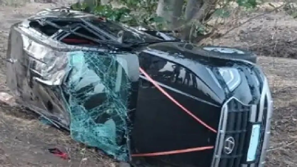 Khandwa Accident News: The speeding car suddenly overturned and hit a tree, three dead, three injured