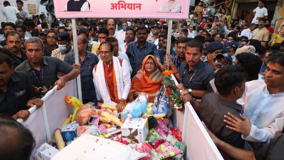 Indore News: The Chief Minister went out to collect toys by running a handcart, said to the children - do not consider yourself alone, uncle is with you