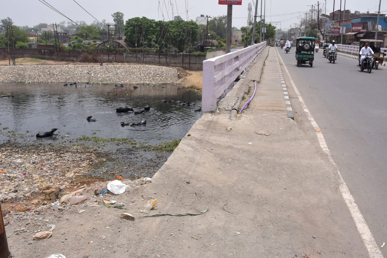 Neither railing nor path lighting on Beribagh bridge, will be responsible if accident happens