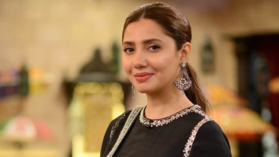 When Brahmastra actor Ranbir Kapoor and Pakistani actress mahira khan seen smoking cigarette on the road photos viral on social media