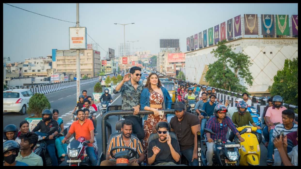 Major: Adivi Sesh saiee manjrekar and Sobhita Dhulipala seen promoting Film at the roads of Vizag