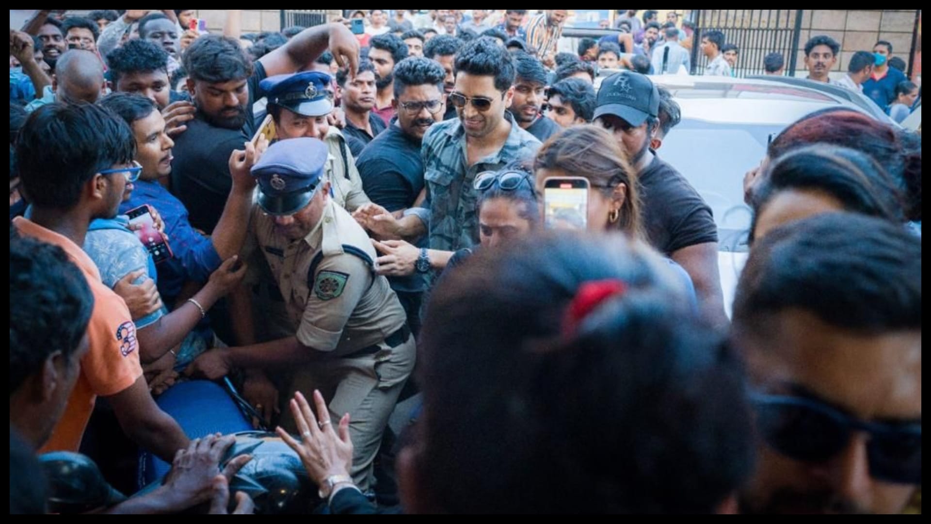 Major: Adivi Sesh saiee manjrekar and Sobhita Dhulipala seen promoting Film at the roads of Vizag