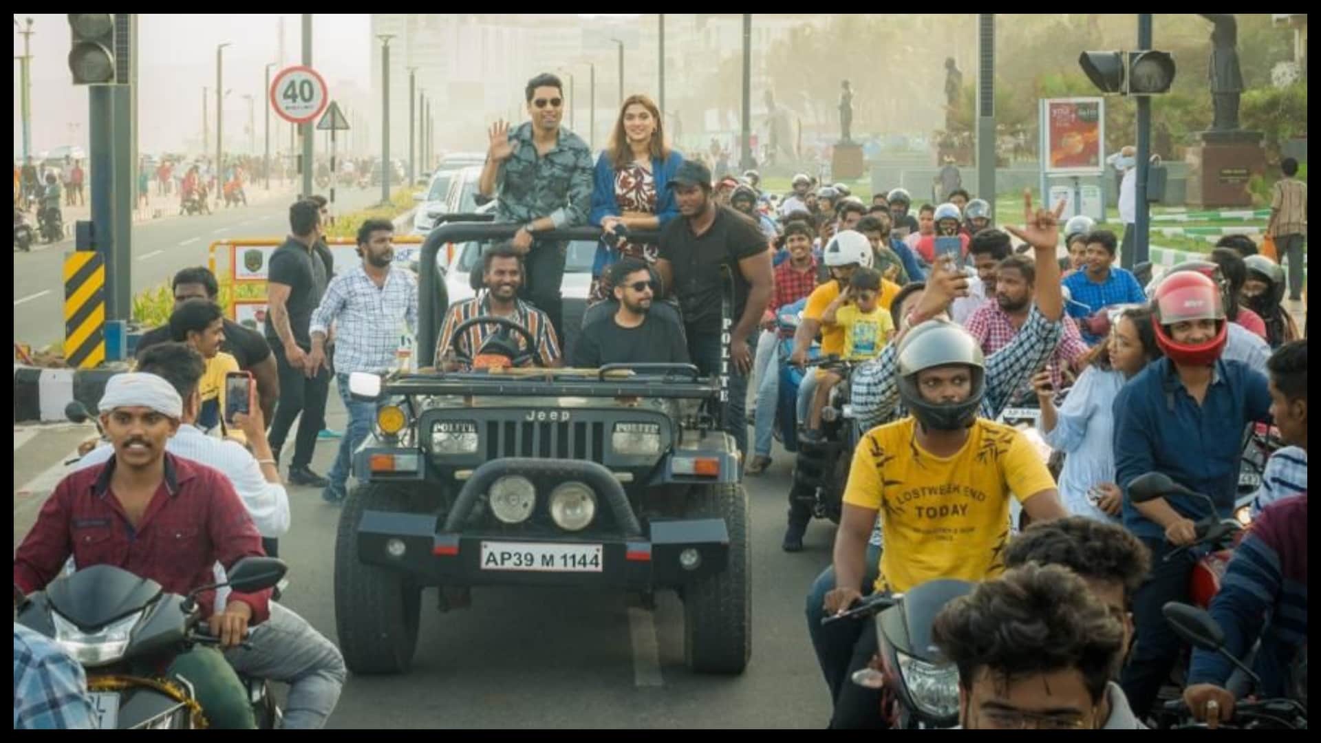 Major: Adivi Sesh saiee manjrekar and Sobhita Dhulipala seen promoting Film at the roads of Vizag