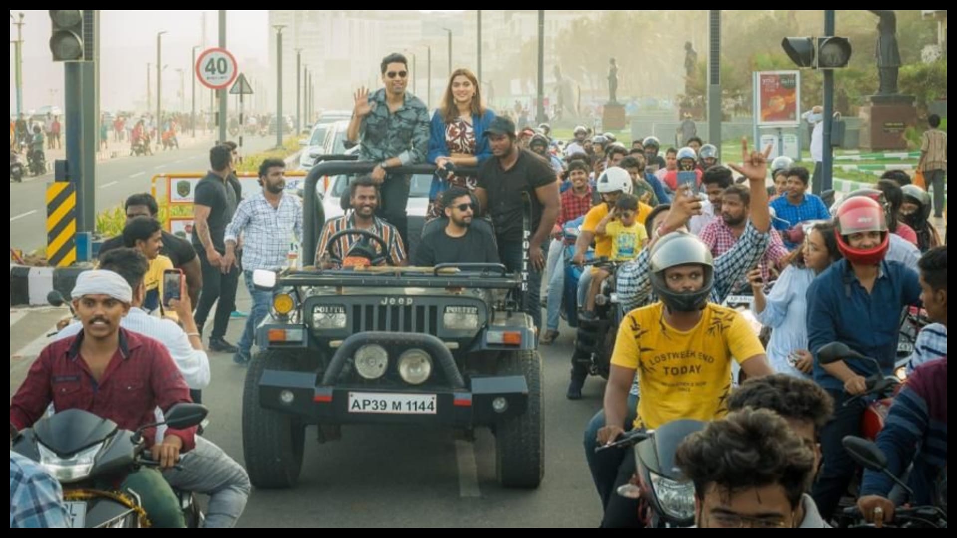 Major: Adivi Sesh saiee manjrekar and Sobhita Dhulipala seen promoting Film at the roads of Vizag