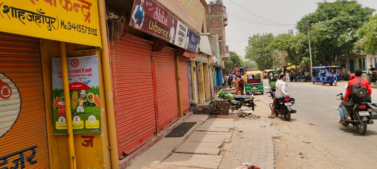 Traders protested by closing the market after pasting the notice