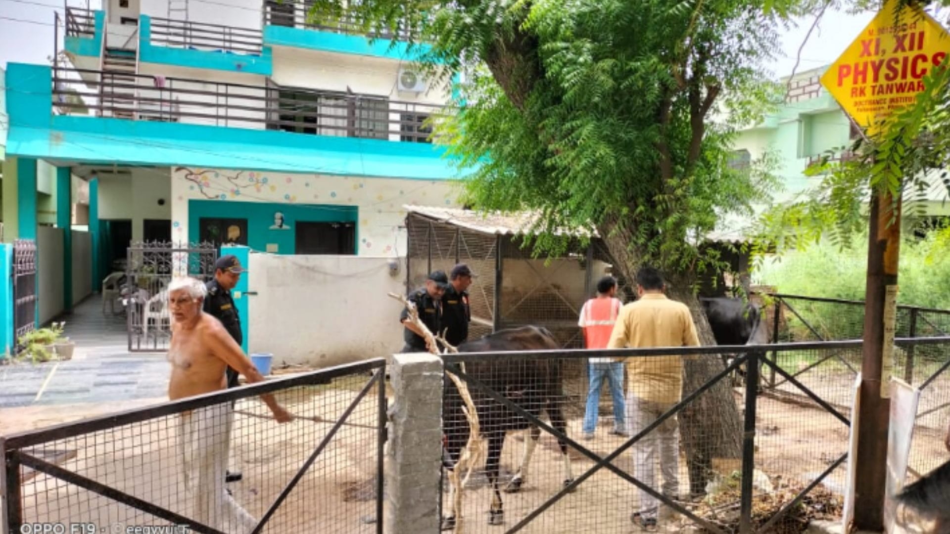 PHOTOS: encroachment removed by Bulldozer from Pallavapuram Meerut amid protests by traders