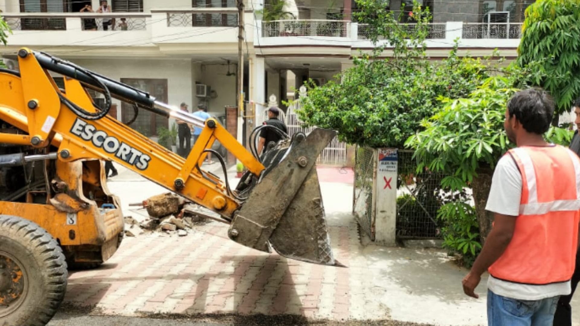PHOTOS: encroachment removed by Bulldozer from Pallavapuram Meerut amid protests by traders