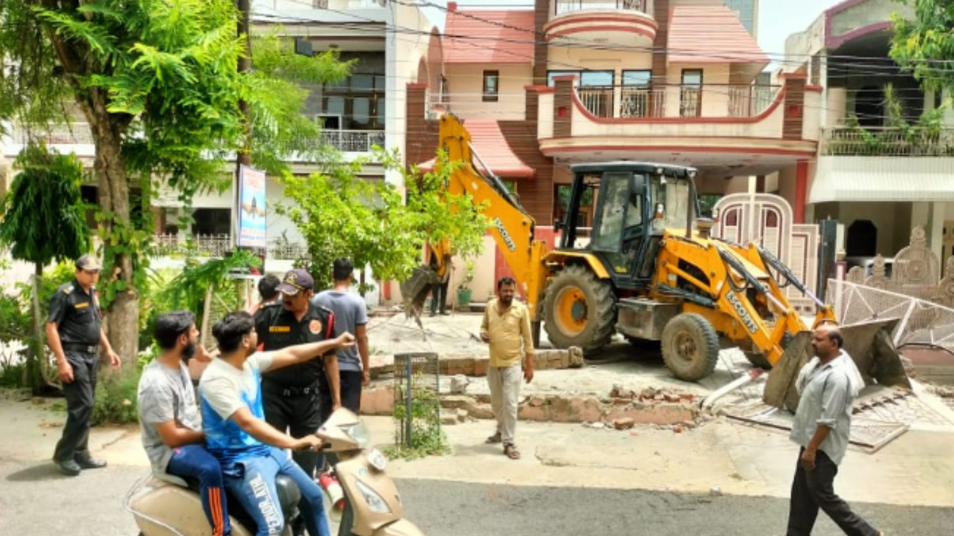 PHOTOS: encroachment removed by Bulldozer from Pallavapuram Meerut amid protests by traders