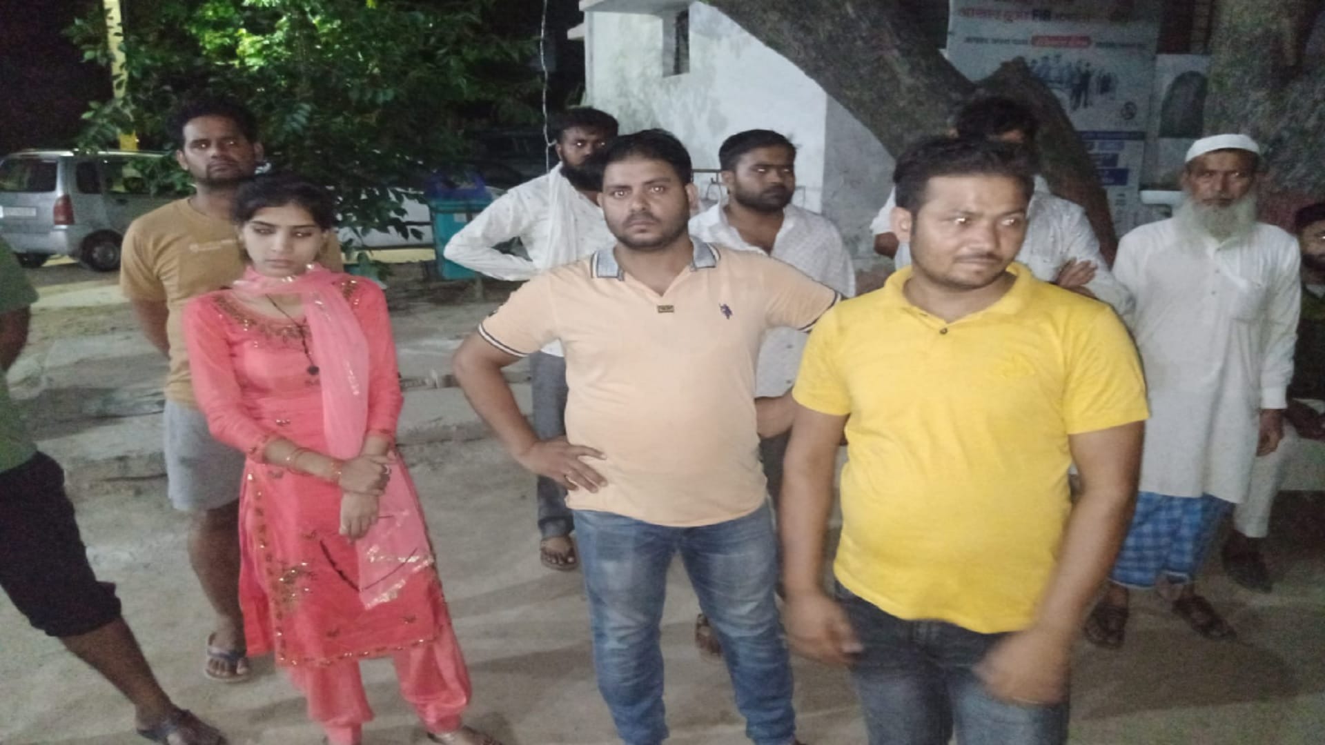 UP News: miscreants escaped after looting jewelry of one lakh rupees from a couple