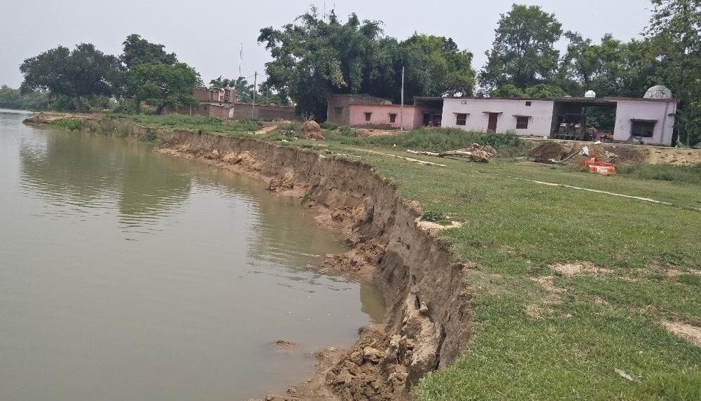 Danger increased on Pachdihwa village due to erosion of Rohin river