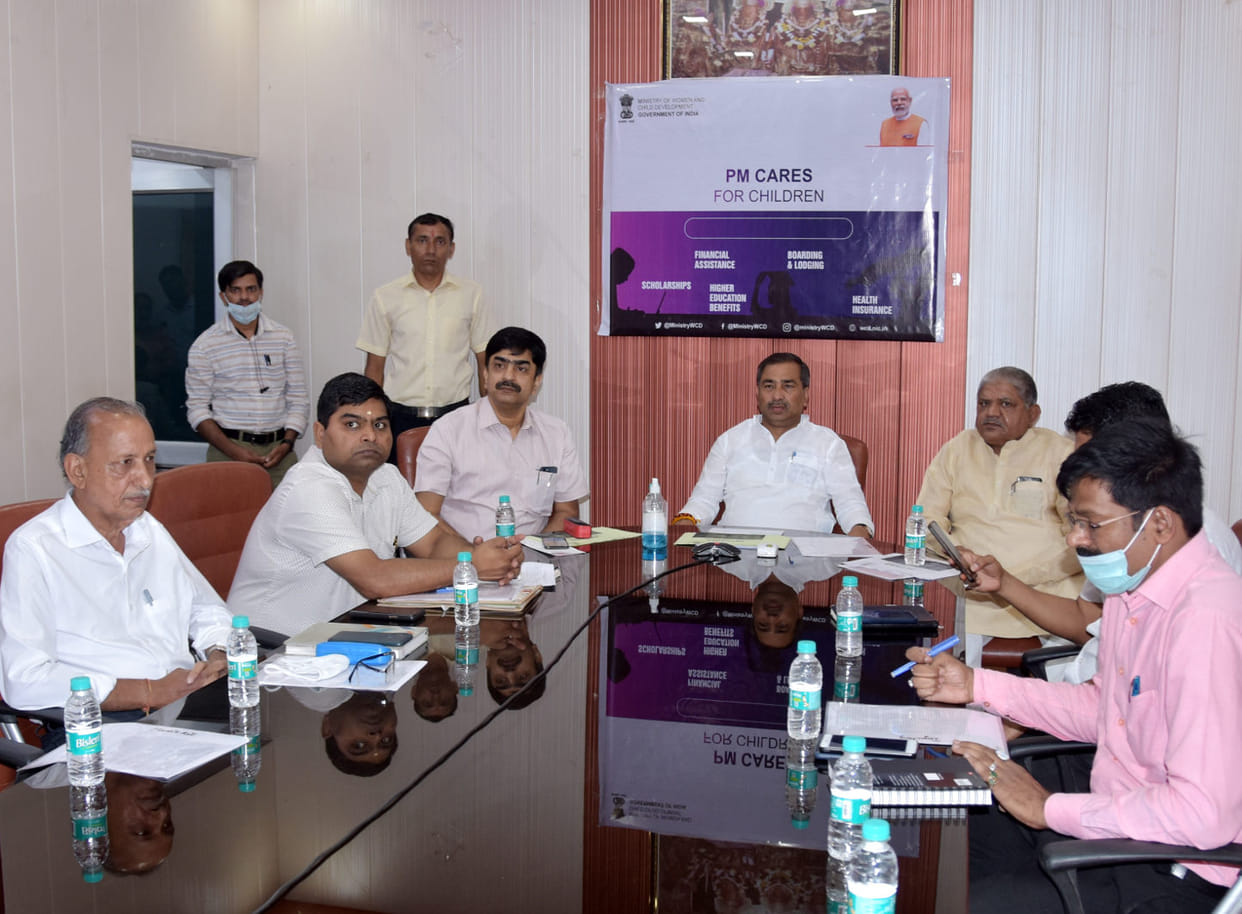 Hand over passbook and Ayushman card to six children