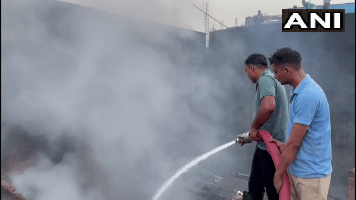Fire in Noida Fire in Sector 7 workers spoiled on fire