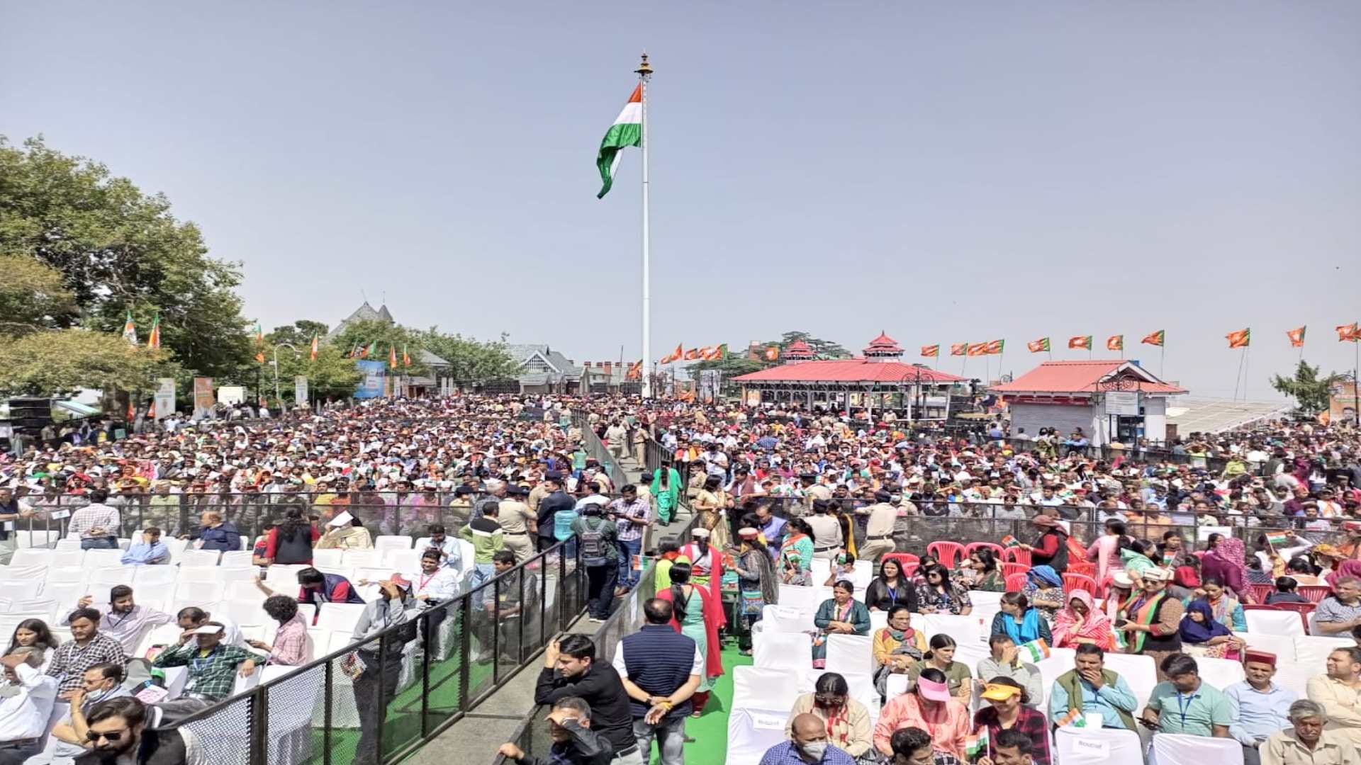PM Modi In Shimla: On reaching Shimla Modi was welcomed with flowers rain, crowd gathered on the ridge, see the colors of the rally in pictures