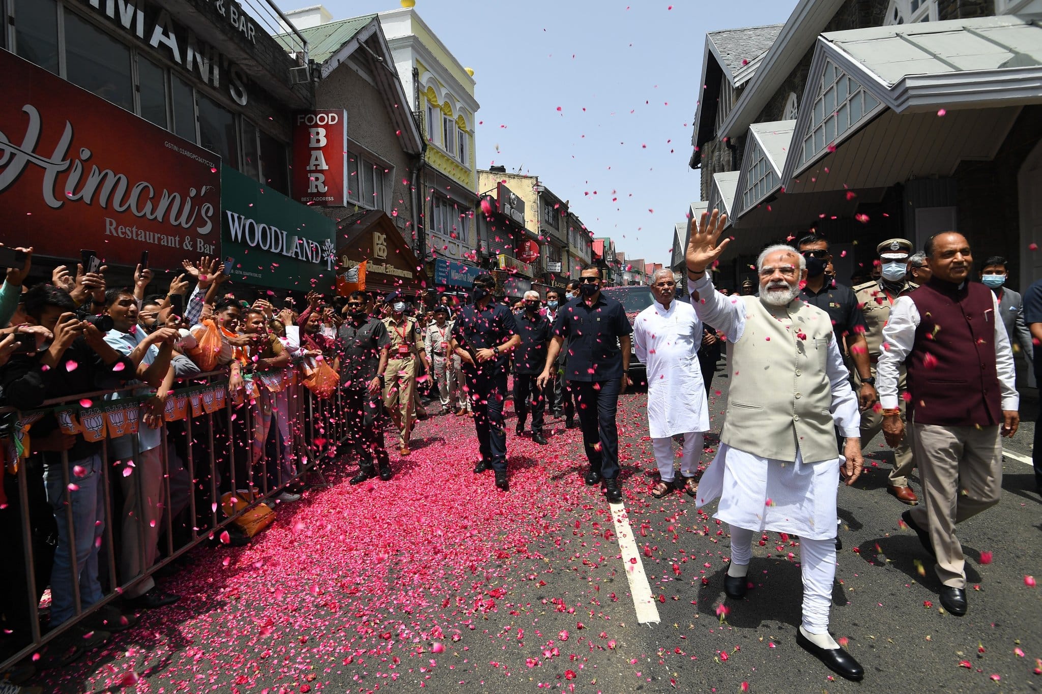 PM Modi In Shimla: On reaching Shimla Modi was welcomed with flowers rain, crowd gathered on the ridge, see the colors of the rally in pictures