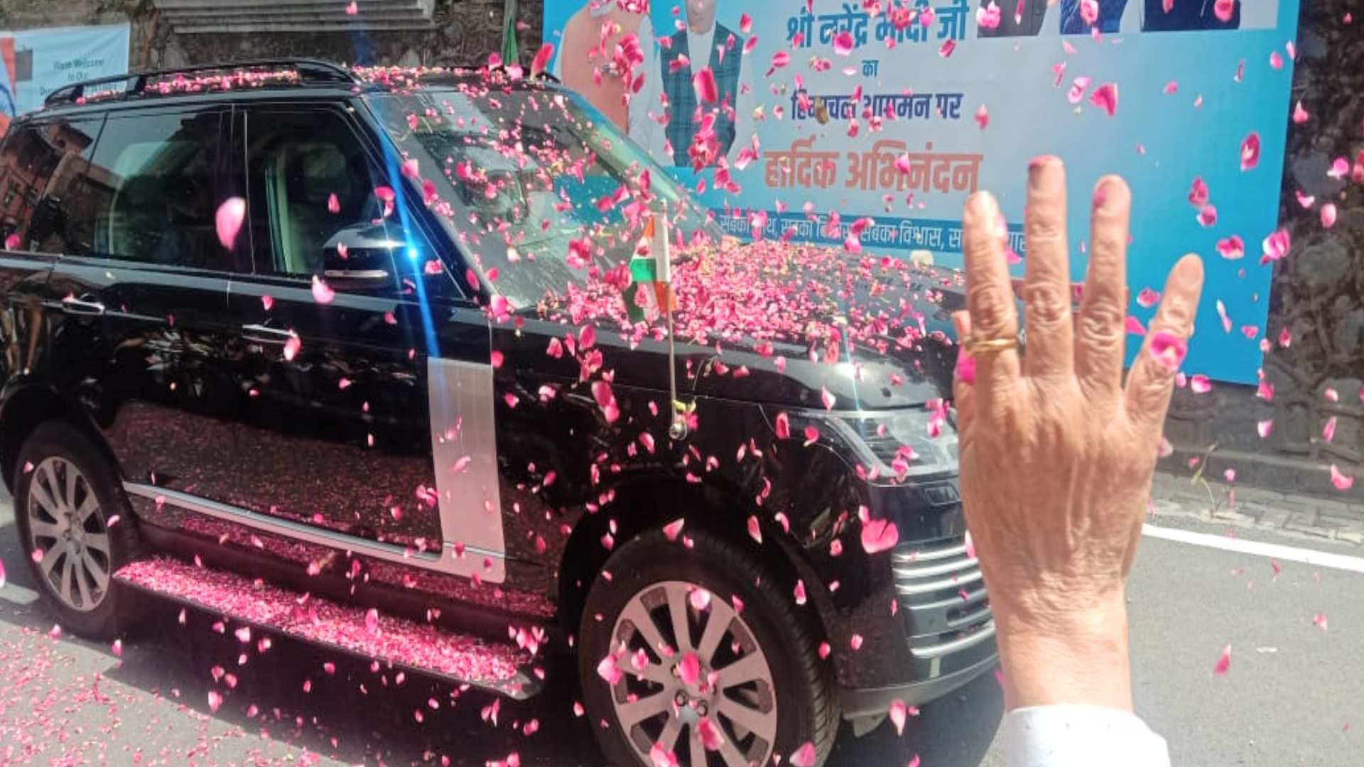 PM Modi In Shimla: On reaching Shimla Modi was welcomed with flowers rain, crowd gathered on the ridge, see the colors of the rally in pictures