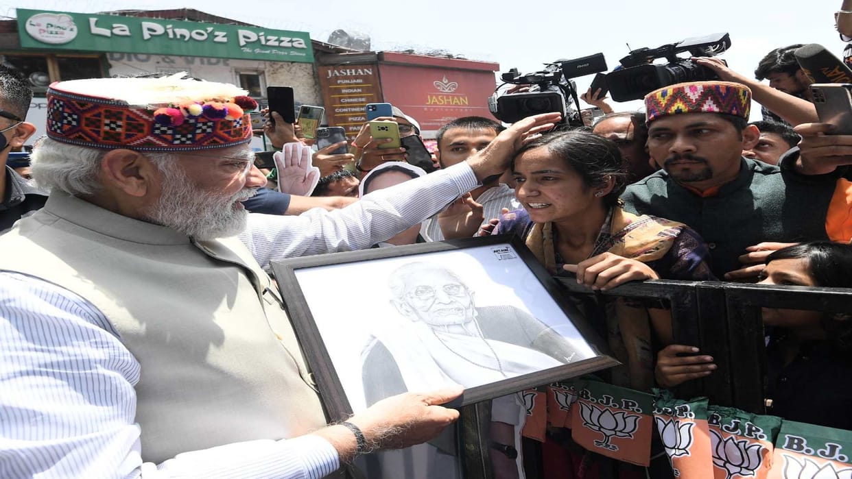PM Modi suddenly stopped the car to take sketch of his mother in shimla, asked   this to the female painter