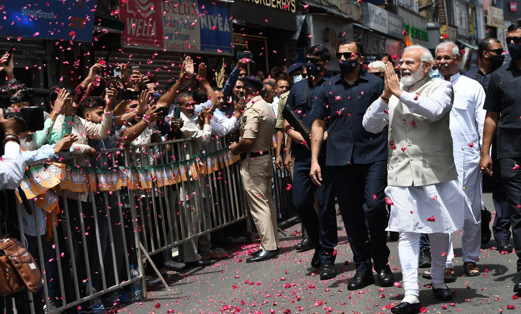 PM Modi In Shimla: On reaching Shimla Modi was welcomed with flowers rain, crowd gathered on the ridge, see the colors of the rally in pictures