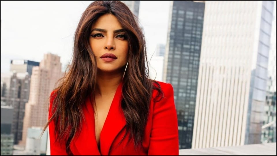 priyanka chopra hearing bollywood song choli ke peeche kya hai in los angeles