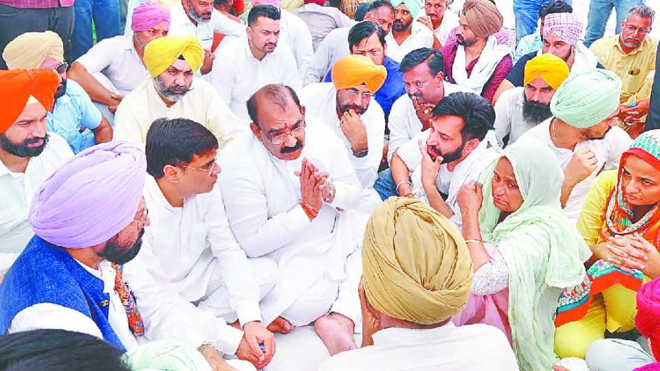 BJP leaders meet parents of singer Sidhu Moose wala