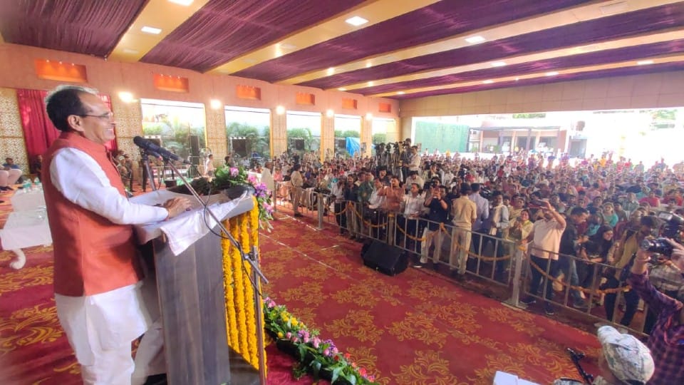 Indore News: The Chief Minister went out to collect toys by running a handcart, said to the children - do not consider yourself alone, uncle is with you