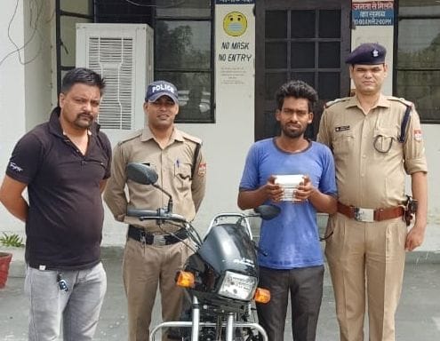 Smuggler arrested with 50 grams smack